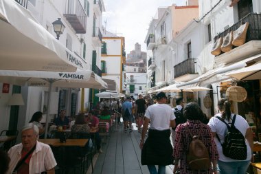 İbiza, İspanya; 1 Haziran 2025: İbiza 'nın eski limanının turistik caddeleri, dükkanlar ve restoranlarla dolu..