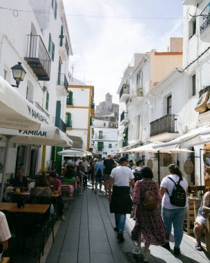 İbiza, İspanya; 1 Haziran 2025: İbiza 'nın eski limanının turistik caddeleri, dükkanlar ve restoranlarla dolu..