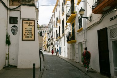 İbiza, İspanya; 1 Haziran 2025: İbiza 'nın eski limanının turistik caddeleri, dükkanlar ve restoranlarla dolu..