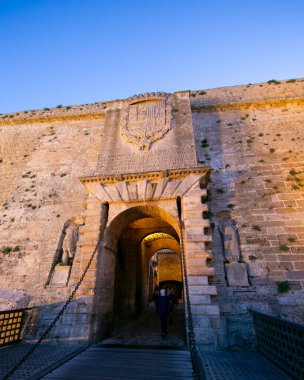 İbiza, İspanya; 1 Ekim 2024: The Portal de ses Taules, UNESCO 'nun Dünya Mirası Bölgesi olan Dalt Vila' nın görkemli girişi..
