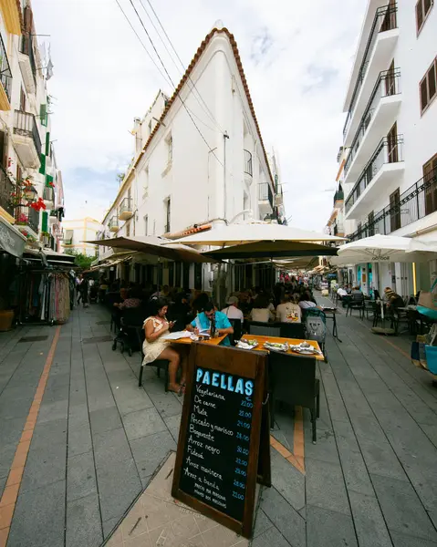 İbiza, İspanya; 1 Haziran 2025: İbiza 'nın eski limanının turistik caddeleri, dükkanlar ve restoranlarla dolu..