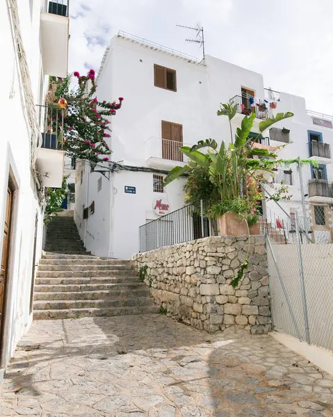İbiza, İspanya; 1 Haziran 2025: İbiza 'nın eski limanının turistik caddeleri, dükkanlar ve restoranlarla dolu..