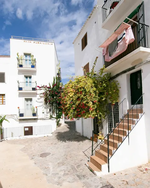 İbiza, İspanya; 1 Haziran 2025: İbiza 'nın eski limanının turistik caddeleri, dükkanlar ve restoranlarla dolu..