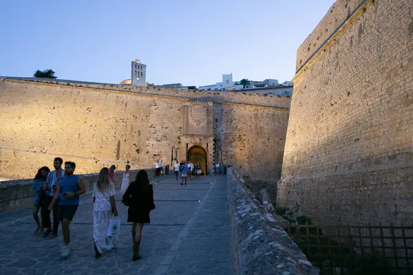 İbiza, İspanya; 1 Ekim 2024: The Portal de ses Taules, UNESCO 'nun Dünya Mirası Bölgesi olan Dalt Vila' nın görkemli girişi..