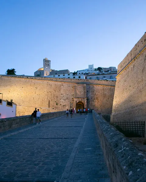 İbiza, İspanya; 1 Ekim 2024: The Portal de ses Taules, UNESCO 'nun Dünya Mirası Bölgesi olan Dalt Vila' nın görkemli girişi..