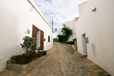 İbiza, İspanya; 1 Haziran 2025: İbiza adasının kuzeyindeki Sant Joan de Labritja kasabası.