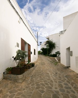 İbiza, İspanya; 1 Haziran 2025: İbiza adasının kuzeyindeki Sant Joan de Labritja kasabası.