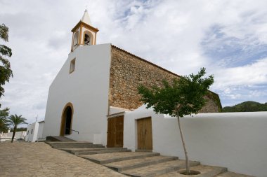 İbiza, İspanya; 1 Haziran 2025: İbiza adasının kuzeyindeki Sant Joan Labritja köyündeki beyaz kilise.