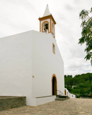 İbiza, İspanya; 1 Haziran 2025: İbiza adasının kuzeyindeki Sant Joan Labritja köyündeki beyaz kilise.