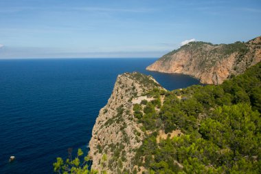 Ibiza adasındaki Cap de Balansat kayalıklarının çarpıcı manzarası