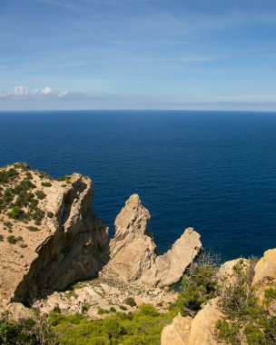 Ibiza adasındaki Cap de Balansat kayalıklarının çarpıcı manzarası