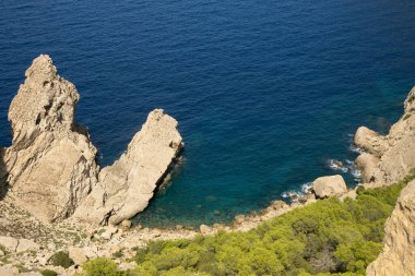 Ibiza adasındaki Cap de Balansat kayalıklarının çarpıcı manzarası