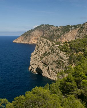 Ibiza adasındaki Cap de Balansat kayalıklarının çarpıcı manzarası