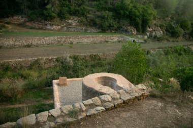 Es Broll İbiza İspanya 'da bir artezyen kuyusu pınardan çıkan suyu kullanarak vadi boyunca karmaşık sulama kanalları yoluyla dağıtıyor..