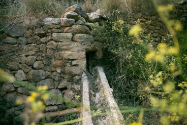 Es Broll İbiza İspanya 'da bir artezyen kuyusu pınardan çıkan suyu kullanarak vadi boyunca karmaşık sulama kanalları yoluyla dağıtıyor..
