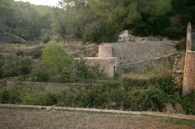 Es Broll İbiza İspanya 'da bir artezyen kuyusu pınardan çıkan suyu kullanarak vadi boyunca karmaşık sulama kanalları yoluyla dağıtıyor..