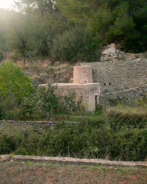 Es Broll İbiza İspanya 'da bir artezyen kuyusu pınardan çıkan suyu kullanarak vadi boyunca karmaşık sulama kanalları yoluyla dağıtıyor..