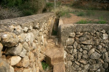 Es Broll İbiza İspanya 'da bir artezyen kuyusu pınardan çıkan suyu kullanarak vadi boyunca karmaşık sulama kanalları yoluyla dağıtıyor..
