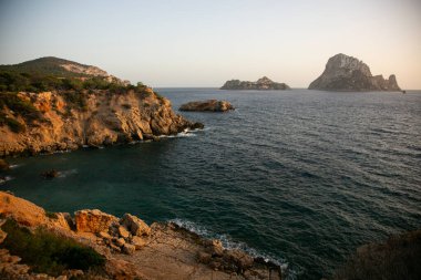 Cala Sardina 'nın Ibiza adasındaki vahşi plajına bakan harika kayalıklar.