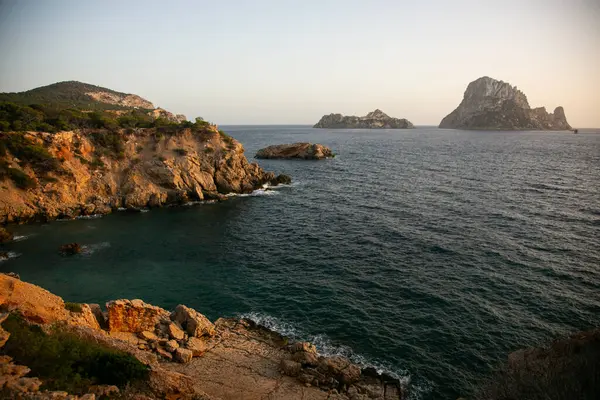 Cala Sardina 'nın Ibiza adasındaki vahşi plajına bakan harika kayalıklar.