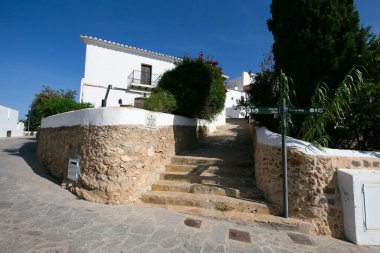 Puig de Misa 'nın eski mahallesi Santa Eulalia des Riu, İbiza adasında..