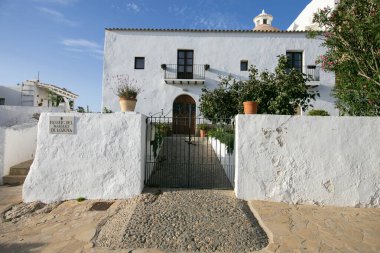 Puig de Misa 'nın eski mahallesi Santa Eulalia des Riu, İbiza adasında..