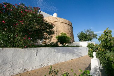 Puig de Misa 'nın eski mahallesi Santa Eulalia des Riu, İbiza adasında..