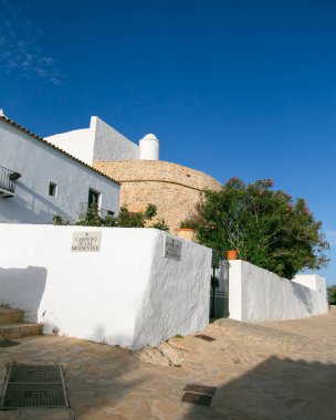 Puig de Misa 'nın eski mahallesi Santa Eulalia des Riu, İbiza adasında..