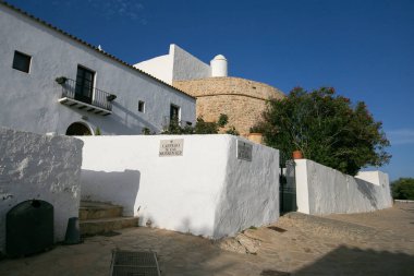 Puig de Misa 'nın eski mahallesi Santa Eulalia des Riu, İbiza adasında..