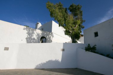 Santa Eulalia des Riu 'daki Puig de Misa' nın güzel beyaz kilisesi İbiza adasında..