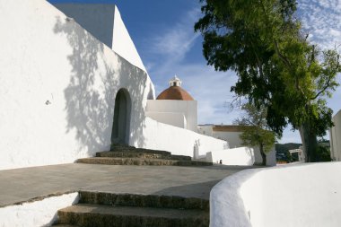 Santa Eulalia des Riu 'daki Puig de Misa' nın güzel beyaz kilisesi İbiza adasında..