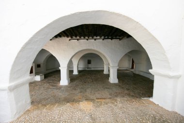 Santa Eulalia des Riu 'daki Puig de Misa' nın güzel beyaz kilisesi İbiza adasında..