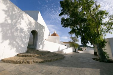 Santa Eulalia des Riu 'daki Puig de Misa' nın güzel beyaz kilisesi İbiza adasında..