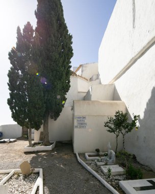 İbiza, İspanya; 1 Haziran 2025: İbiza adasındaki Santa Eulalia des Riu 'da Puig de Misa kilisesinin yanındaki mezarlık.