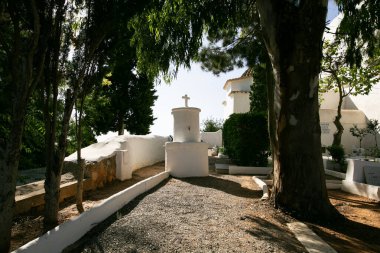 İbiza, İspanya; 1 Haziran 2025: İbiza adasındaki Santa Eulalia des Riu 'da Puig de Misa kilisesinin yanındaki mezarlık.