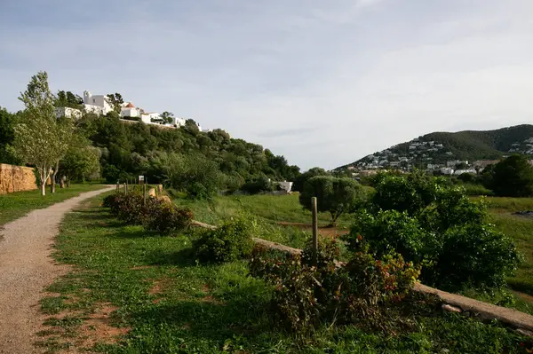 Santa Eulalia des Riu 'daki Puig de Misa' nın güzel beyaz kilisesi İbiza adasında..