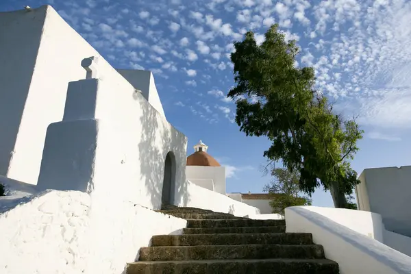 Santa Eulalia des Riu 'daki Puig de Misa' nın güzel beyaz kilisesi İbiza adasında..