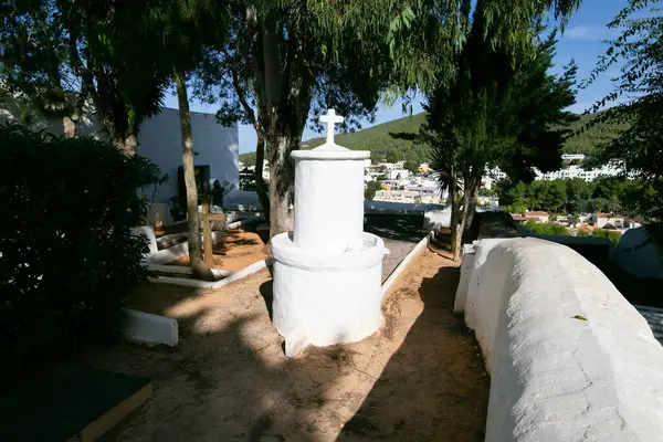 İbiza, İspanya; 1 Haziran 2025: İbiza adasındaki Santa Eulalia des Riu 'da Puig de Misa kilisesinin yanındaki mezarlık.