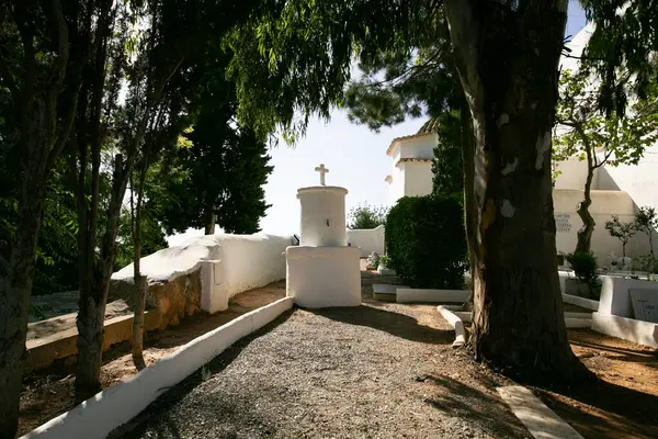 İbiza, İspanya; 1 Haziran 2025: İbiza adasındaki Santa Eulalia des Riu 'da Puig de Misa kilisesinin yanındaki mezarlık.