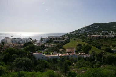 İbiza, İspanya; 1 Haziran 2025: İbiza 'nın güneydoğusundaki Santa Eulalia del Rio kilisesinden güzel manzaralar.