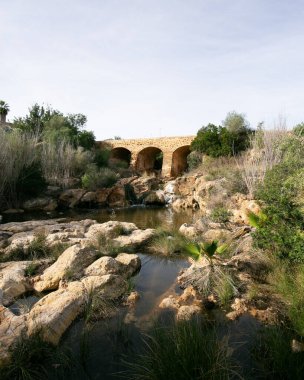 İbiza, İspanya; 1 Haziran 2025: Pont des Molins (Roma Köprüsü) ve Santa Eulalia del Rio kasabasındaki nehir manzarası.