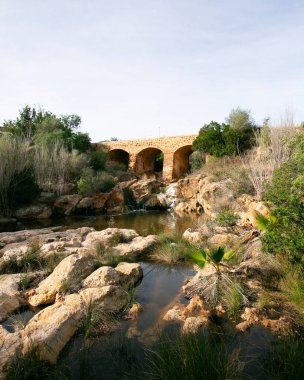 İbiza, İspanya; 1 Haziran 2025: Pont des Molins (Roma Köprüsü) ve Santa Eulalia del Rio kasabasındaki nehir manzarası.