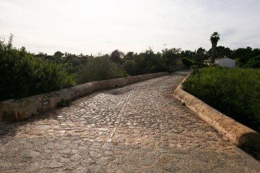 İbiza, İspanya; 1 Haziran 2025: Pont des Molins (Roma Köprüsü) ve Santa Eulalia del Rio kasabasındaki nehir manzarası.