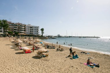 İbiza, İspanya; 1 Haziran 2025: İbiza 'nın güneydoğusunda Santa Eulalia del Rio' nun güzel ana plajı.