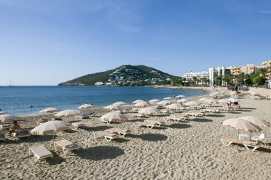 İbiza, İspanya; 1 Haziran 2025: İbiza 'nın güneydoğusunda Santa Eulalia del Rio' nun güzel ana plajı.