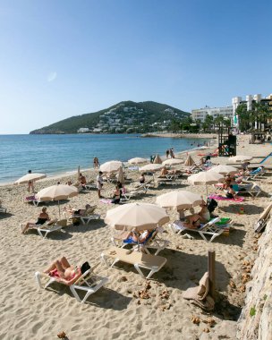 İbiza, İspanya; 1 Haziran 2025: İbiza 'nın güneydoğusunda Santa Eulalia del Rio' nun güzel ana plajı.