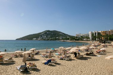 İbiza, İspanya; 1 Haziran 2025: İbiza 'nın güneydoğusunda Santa Eulalia del Rio' nun güzel ana plajı.