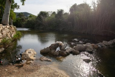 İbiza, İspanya; 1 Haziran 2025: İbiza 'nın güneydoğu kesimindeki güzel Santa Eulalia del Rio kıyı kasabası.
