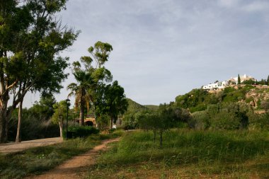 İbiza, İspanya; 1 Haziran 2025: İbiza 'nın güneydoğu kesimindeki güzel Santa Eulalia del Rio kıyı kasabası.