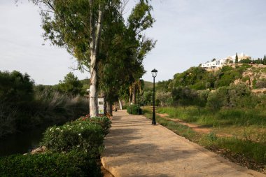 İbiza, İspanya; 1 Haziran 2025: İbiza 'nın güneydoğu kesimindeki güzel Santa Eulalia del Rio kıyı kasabası.